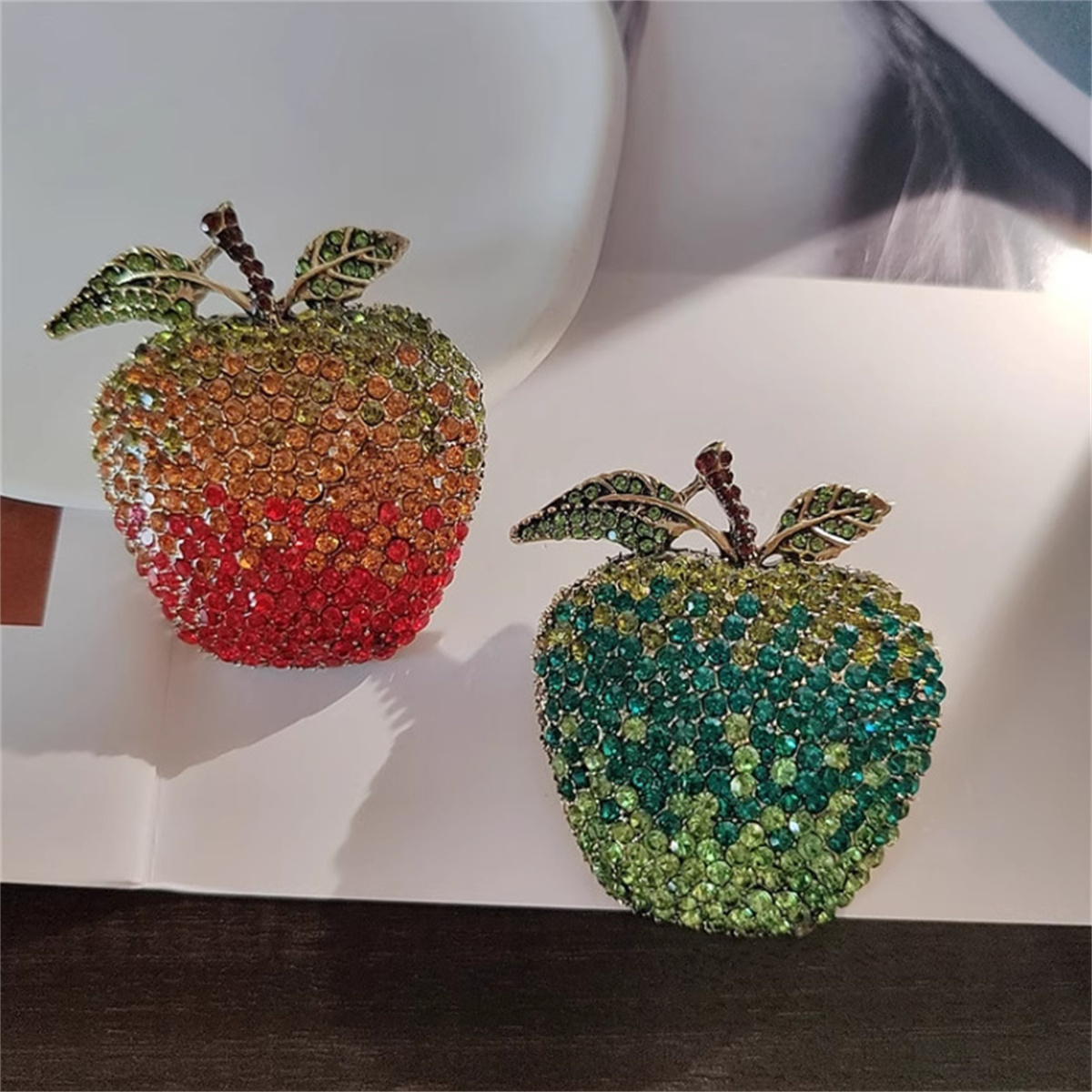 Broche de maçã retrô literário - Eve Jewelry & Watches Distribuidor Oficial Rolex avaliação e preço